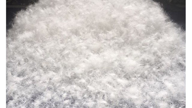 羽絨服生產(chǎn)廠家告訴你羽絨服為什么會有鉆絨？