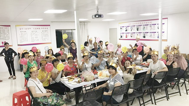 羽絨服生產(chǎn)廠家睿牛制衣的生日會